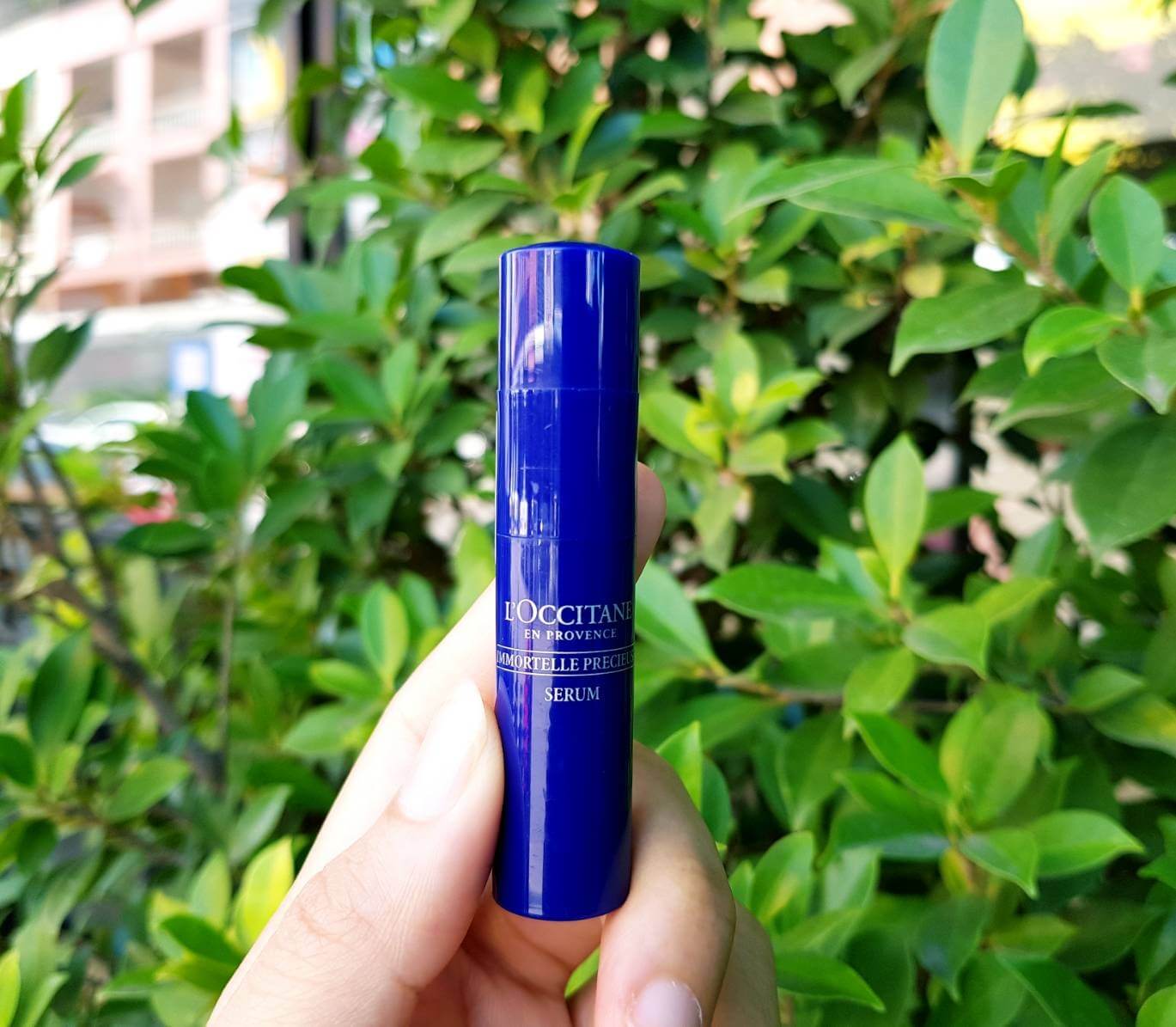 L'occirtane Immortelle Precious Serum 4 ml.  อุดมไปด้วยน้ำมันหอมระเหยจากดอกอิมมอคแตลและไดนามิคไฮยาลูรอนิกแอซิดโมเลกุลเล็ก  เซรั่มนี้จะช่วยเสริมสร้างการสร้างเซลล์ผิวใหม่ พร้อมปกป้องผิวจากมลภาวะต่างๆ เพื่อผิวที่ดูอ่อนเยาว์ลงอย่างเห็นได้ชัด  เนื้อเซรั่มเข้มข้นแต่ซึมซาบเร็ว อุดมไปด้วย: • น้ำมันหอมระเหยจากดอกอิมมอคแตล ซึ่งมีคุณสมบัติในการต้านอนุมูลอิสระและผ่านการเพาะปลูกอย่างยั่งยืน • กรดไฮยาลูรอนิกชนิดน้ำหนักโมเลกุลต่ำและแร่ธาตุจำเป็น เพื่อช่วยเสริมสร้างความแข็งแรงของผิวในการซ่อมแซมตัวเอง เพื่อผิวที่อ่อนเยาว์ในทุกๆ วัน • สารสกัดจากถั่วที่ช่วยลดขนาดรูขุมขน