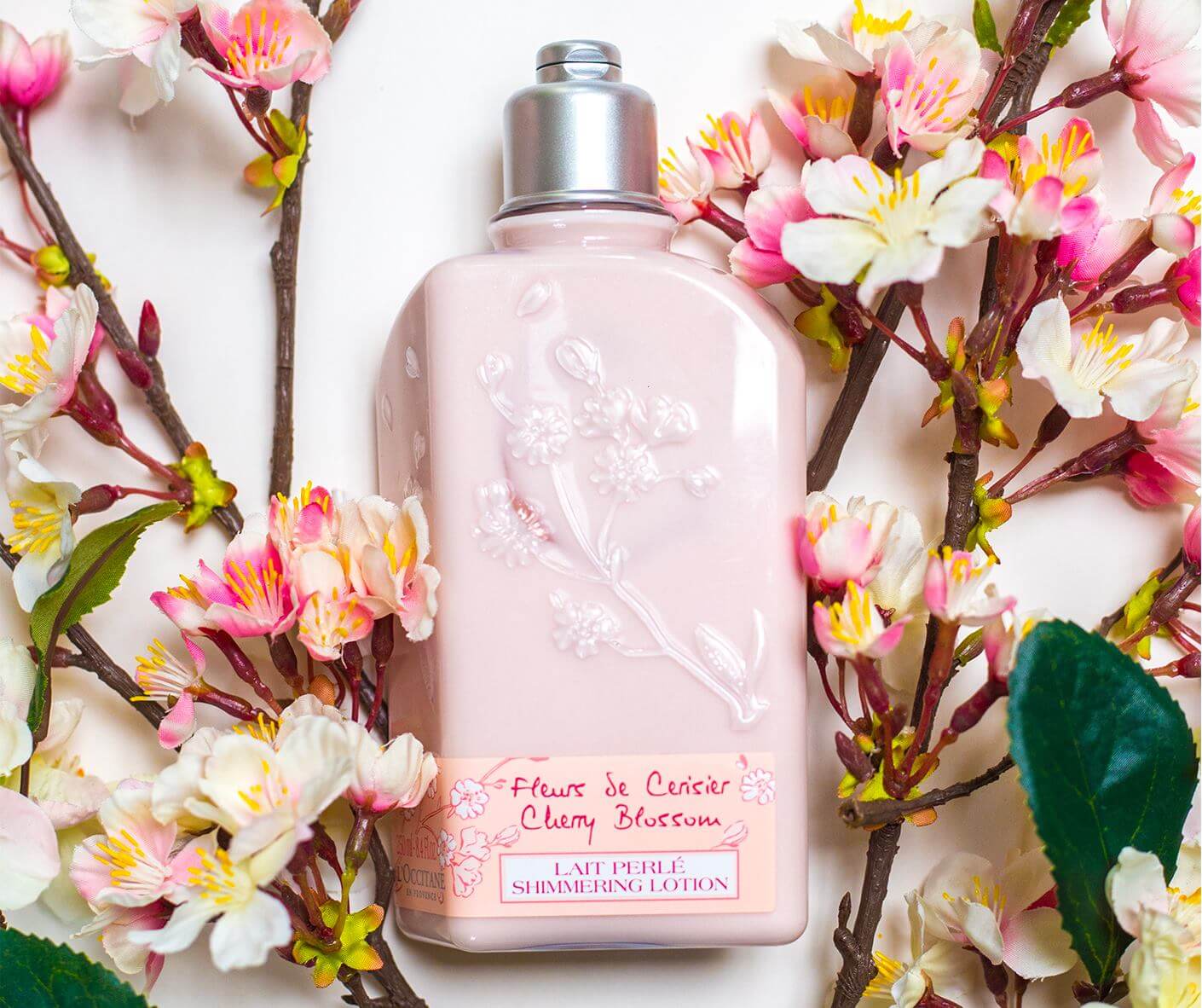 L'occitane  Cherry Blossom Shimmering Lotion 75 ml ด้วยสารสกัดจากเชอร์รี่จากแคว้น Luberon ทางตอนใต้ของฝรั่งเศส และเชีย บัตเตอร์ โลชั่นบำรุงผิวนี้จะมอบความชุ่มชื้น และซึมซาบเข้าสู่ผิวอย่างง่ายดาย หลงเหลือไว้เพียงกลิ่นหอมละมุน และผิวเนียนนุ่มน่าสัมผัส พร้อมทิ้งความเป็นประกายไว้ทั่วร่างกาย