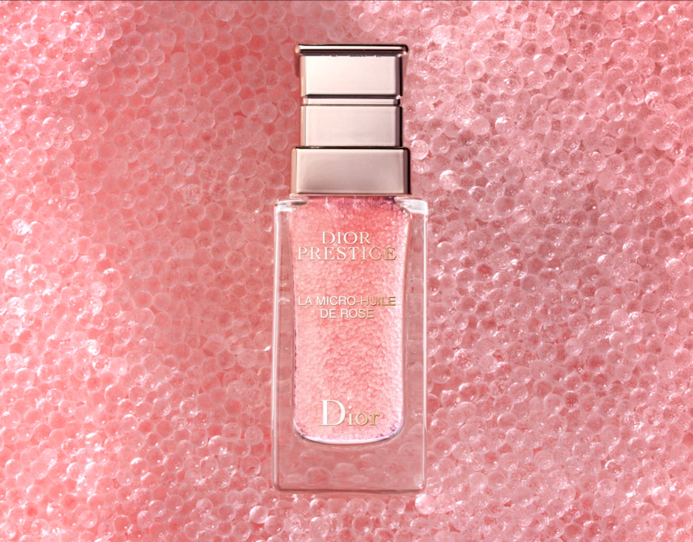 Dior Prestige La Micro - Huile De Rose  สารอาหารขนาดไมโครจิ๋ว 20 ชนิดที่จำเป็นต่อผิว รวมถึงแร่ธาตุต่างๆ เกลือแร่ โอเมก้า 3 วิตามินอี ตรงเข้าฟื้นบำรุงผิวอย่างล้ำลึก   พิเศษยิ่งกว่าคือในแต่ละขวดเต็มไปด้วยอณูแค็ปซูลทรงกลมไข่มุก หรือ Rose Micro Pearls กว่า 10,000 แค็ปซูล ซึ่งสกัดมาจากกุหลาบกรองวิลล์ ที่เป็นเอกสิทธิ์เฉพาะของ dior pretige ฟื้นบำรุงผิวให้แข็งแรง อิ่มเอิบ กระจ่างสดใส มีชีวิตชีวาอีกครั้ง