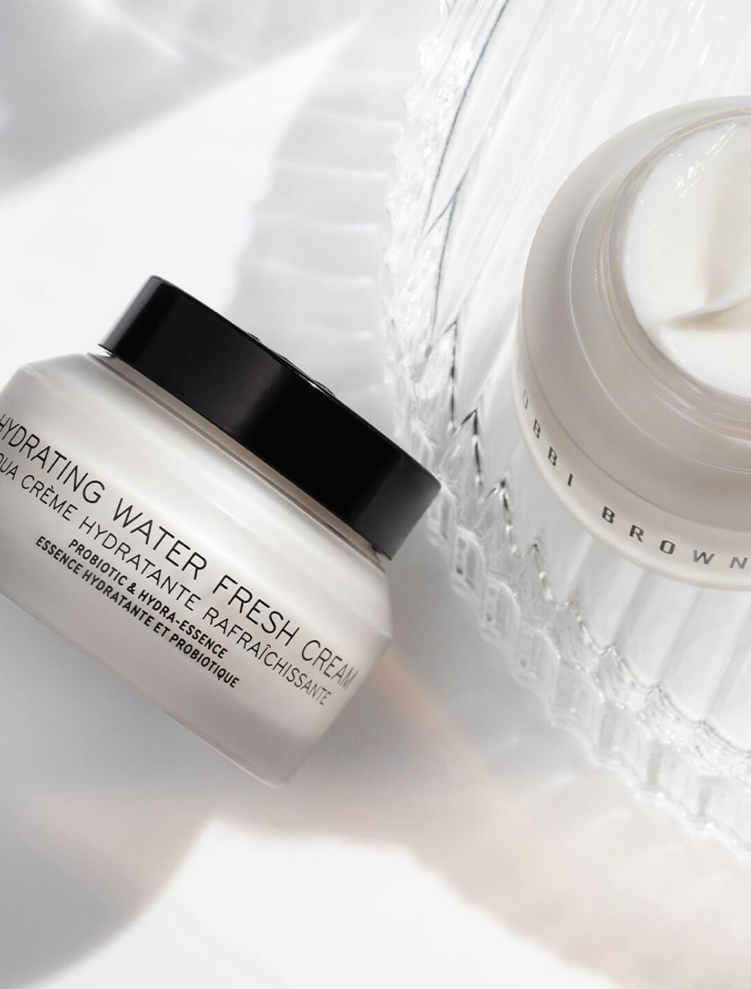 ฺBobbi Brown ydrating Water Fresh Cream ไม่มีส่วนผสมของซิลิโคนนี้จึงไม่เพียงช่วยเติมความชุ่มชื้นอย่างเต็มเปี่ยมให้กับผิวในทันทีที่ใช้ แต่ยังมอบคุณค่าบำรุงอย่างล้ำลึกไปพร้อมกัน ทั้งยังช่วยชะลอการเกิดริ้วรอยผิว พร้อมช่วยอำพรางให้รูขุมขมดูกระชับขึ้นในระยะยาว